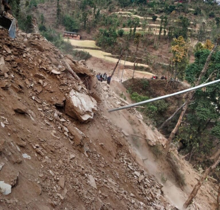सुख्खा पहिरोको कारण अवरुद्ध भएको विद्युत लाइन सूचारु