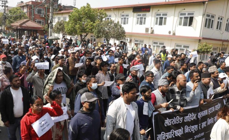 काठमाडौंको माइतीघरमा यसरी उत्रिए कुलमान घिसिङका समर्थकहरू  (तस्वीरहरू)