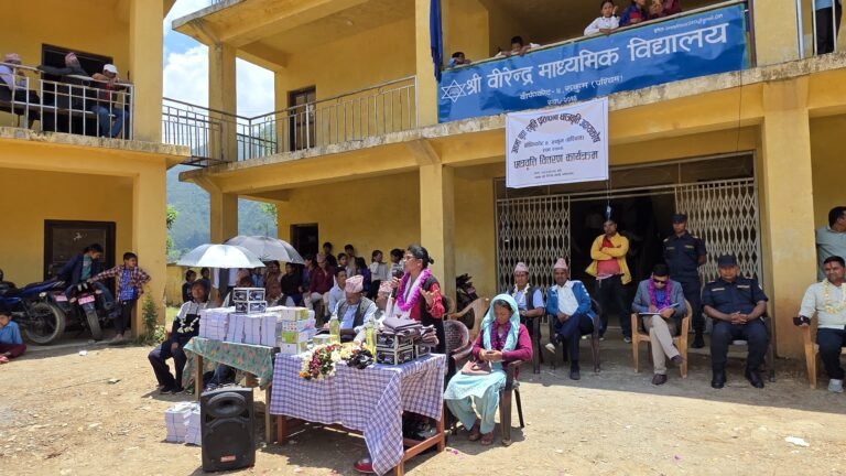 आमा बुवा स्मृति प्रतिष्ठान छात्रवृत्ति अक्षयकोषद्धारा १ सय २५  विद्यार्थीलाई शैक्षिक सामग्री तथा विद्यालय पोशाक वितरण