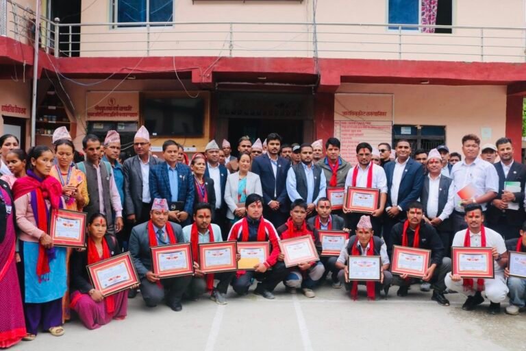 १८ औँ नगर सभाको अवसर आठबिसकोट नगरपालिकाले गर्‍यो १५ जनालाई  सम्मान