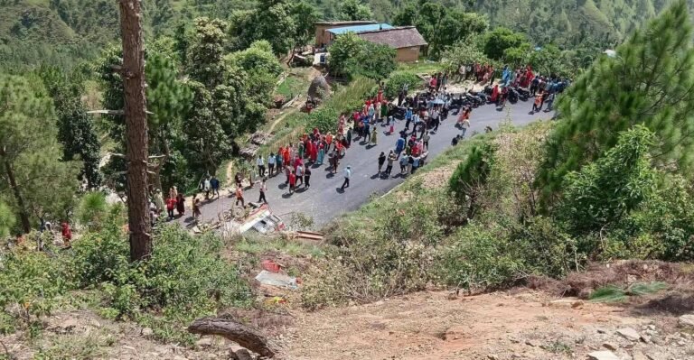 नेटामा हाईस दुर्घटना हुँदा चालकसहित १५ जना घाईते