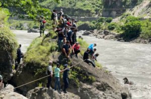 आठबिसकोट दुर्घटना अपडेट: ठूलीभेरीमा खसेको टिप्पर भेटियो, मान्छे अझै अज्ञात