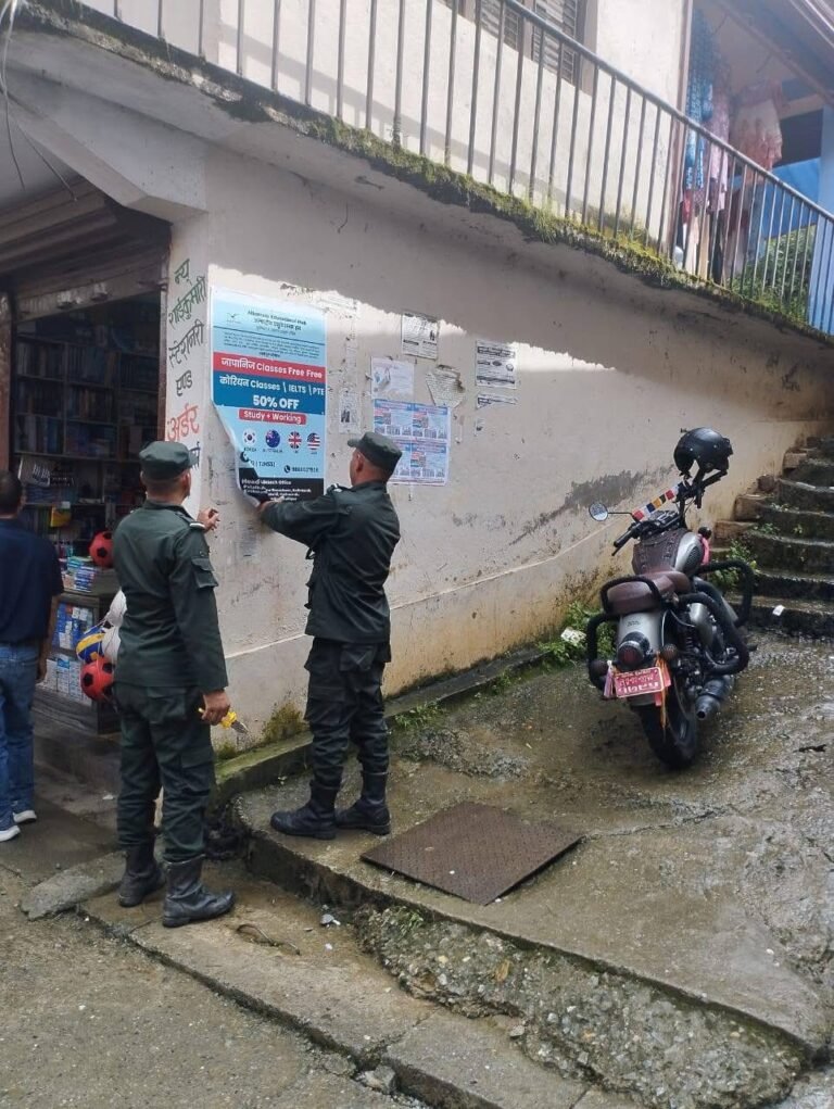 सार्वजनिक स्थानलाई स्वच्छ बनाउँदै नगर प्रहरी
