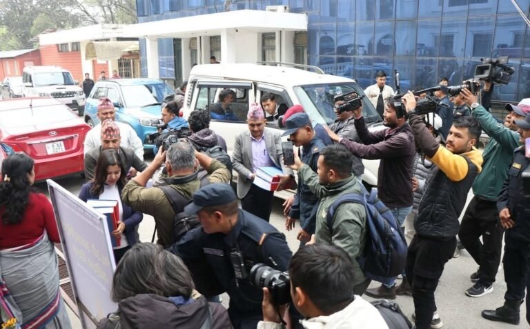 जेनजी आयोगको प्रतिवेदन बुझाउन कार्की आयोगको टोली  पुग्यो सिंहदरबार